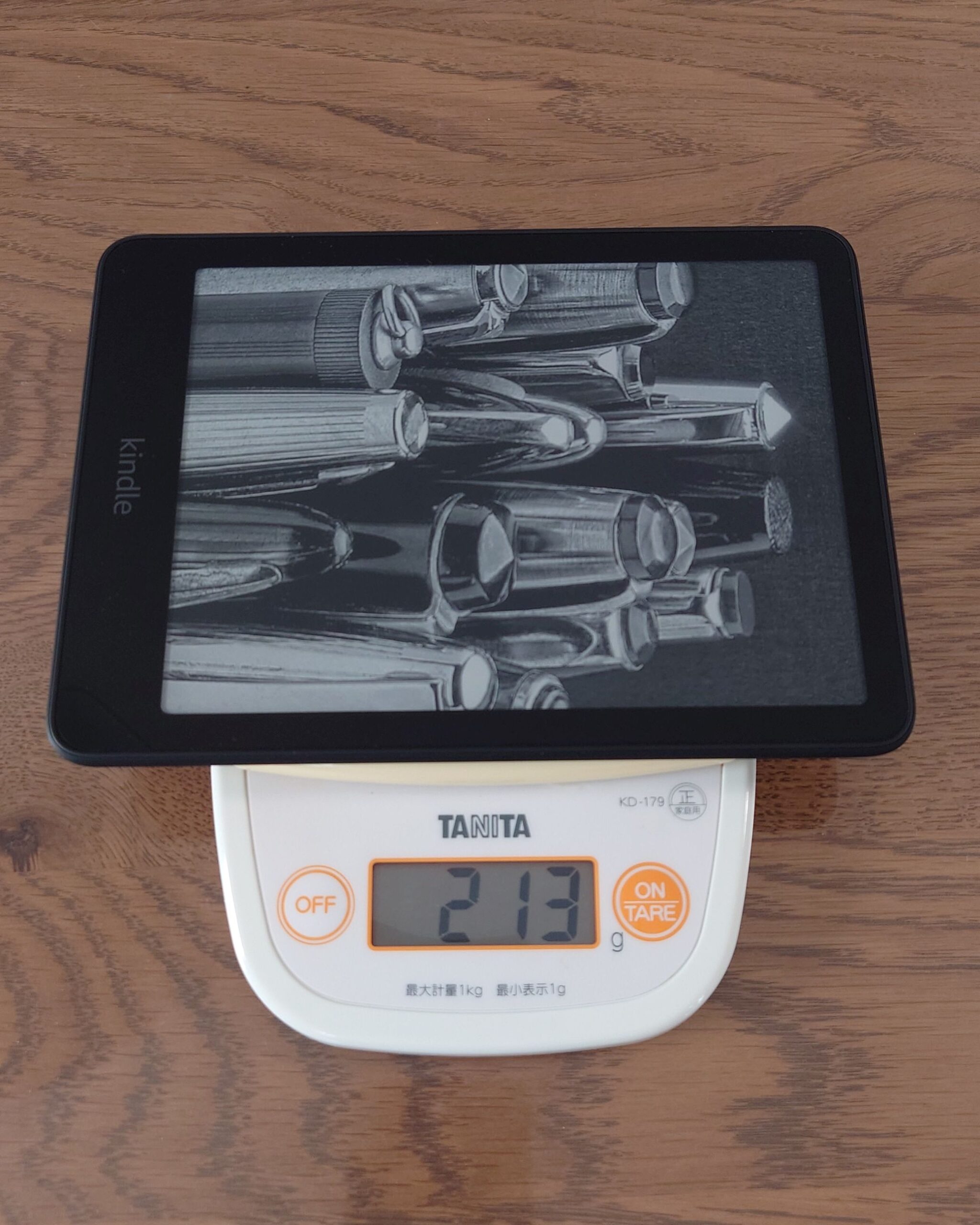 Kindleの重さををカバー無しの状態で測っている写真。213g。