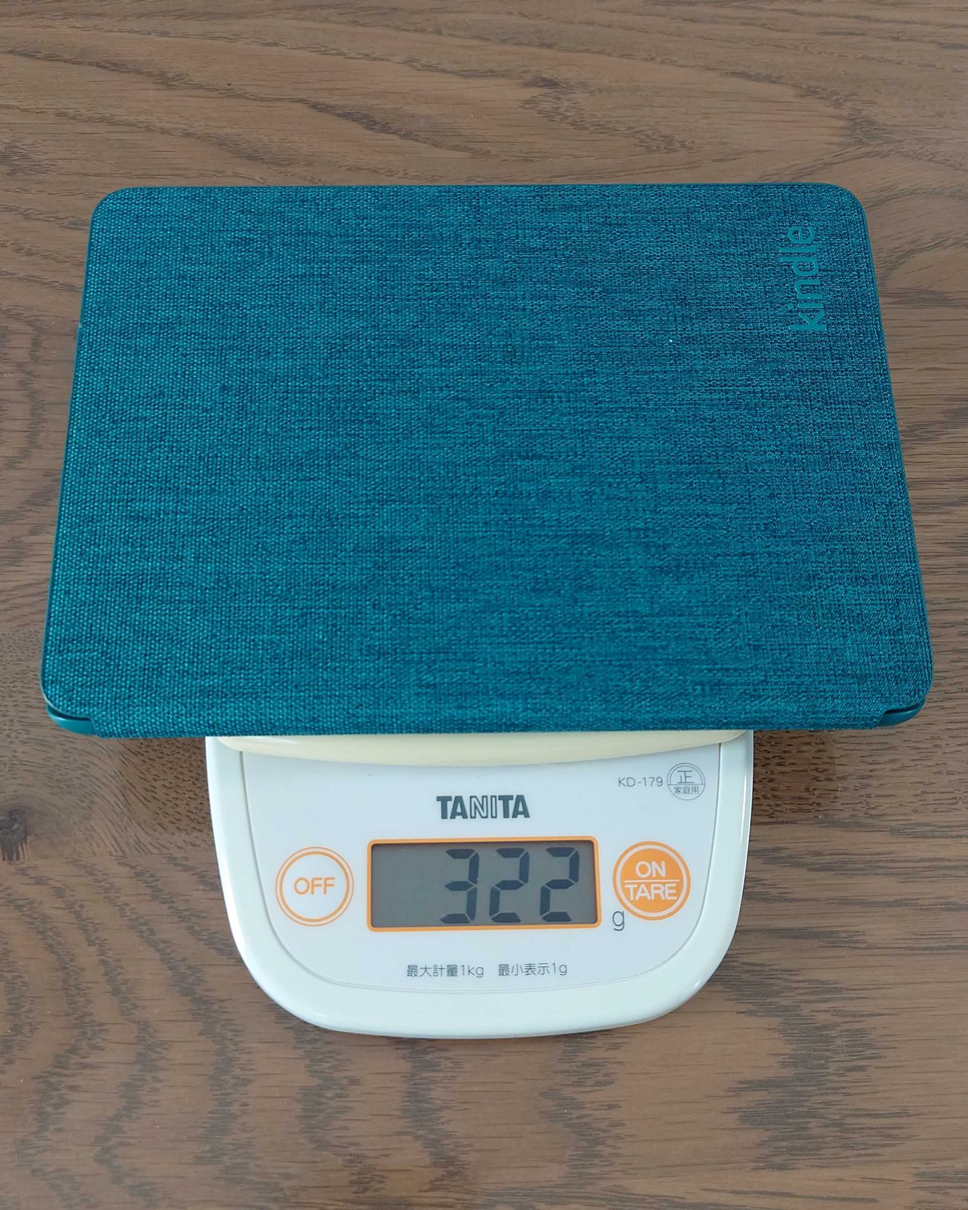 Kindleの重さををカバー有りの状態で測っている写真。322g。